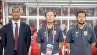 Pelatih Timnas Indonesia, Patrick Kluivert, dan dua asistennya, Alex Pastoor serta Denny Landzaat, memimpin timnya menghadapi Timnas Bahrain pada laga kedelapan putaran ketiga Grup C kualifikasi Piala Dunia 2026 di Stadion Utama Gelora Bung Karno, Jakarta, Selasa (25/3/2025) dini hari WIB. (Bola.com/Bagaskara Lazuardi)