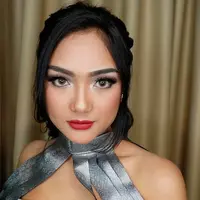 Sensasi imut nan seksi Marion Jola dengan tampilan bibir merah merona. (Sumber foto: lalamarionmj.laverss/instagram)