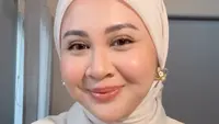 Kesha Ratuliu menikmati perannya sebagai ibu. Anak pertamanya, Qwenzy Kalandra Putra Permana, yang berusia setahun lebih lagi senang lari-larian. (Foto: Dok. Instagram @kesharatuliu05)