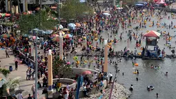 Ribuan pengunjung menikmati liburan di pantai Ancol, Jakarta, Sabtu (18/7/2015). Wisata pantai Ancol masih menjadi pilihan favorit warga Jakarta untuk mengisi libur lebaran kedua ini bersama keluarga. (Liputan6.com/JohanTallo)