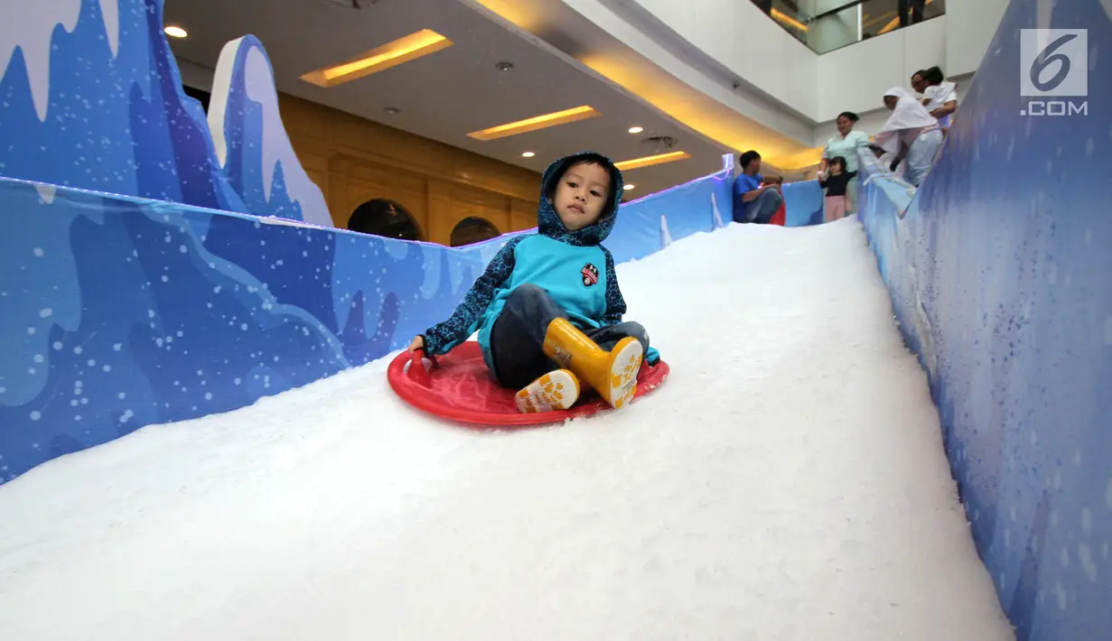 Seorang berseluncur di es di Snow Village di salah satu pusat perbelanjaan di kawasan Tangsel, Senin (17/12). Jelang Natal dan Tahun Baru sejumlah pusat perbelanjaan menyajikan kegiatan untuk menarik pengunjung. (Merdeka.com/Arie Basuki)