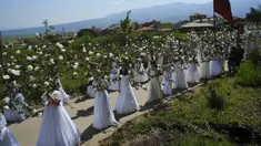 Las Doncellas (gadis) berpakaian pengantin putih dikelilingi oleh bunga saat ambil bagian dalam ziarah The Maidens di Sorzano, Spanyol, 15 Mei 2022. Menurut tradisi kuno, ziarah The Maidens bertujuan untuk menghormati musim semi dan kesuburan wanita. (AP Photo/Alvaro Barrientos)