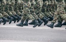 Momen Kocak Emak-Emak Nimbrung Joget Heboh Bareng Prajurit TNI, Langsung Ramai Dikomentari