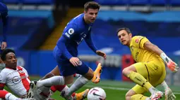 Gelandang Chelsea, Mason Mount, berusaha mencetak gol ke gawang Southampton pada laga lanjutan Liga Inggris di Stamford Brigde, Sabtu (17/10/2020) malam WIB. Chelsea bermain imbang 3-3 atas Southampton. (AFP/Ben Stansall/pool)