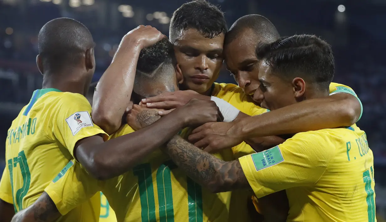 Para pemain Brasil merayakan gol Thiago Silva saat melawan Serbia pada laga grup E Piala Dunia 2018 di Spartak Stadium, Moskow, Rusia, (27/6/2018). Brasil menang 2-0. (AP/Rebecca Blackwell)