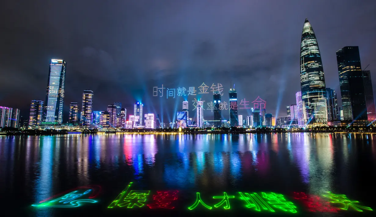 Foto yang diabadikan pada 26 Agustus 2020 ini menampilkan pertunjukan cahaya yang digelar di Shenzhen, Provinsi Guangdong, China. Pertunjukan cahaya tersebut digelar dalam rangka memperingati 40 tahun pembentukan Zona Ekonomi Khusus Shenzhen. (Xinhua/Mao Siqian)