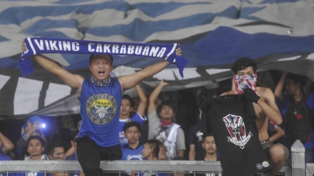 Aksi puluhan ribu Bobotoh birukan Gelora Bung Karno