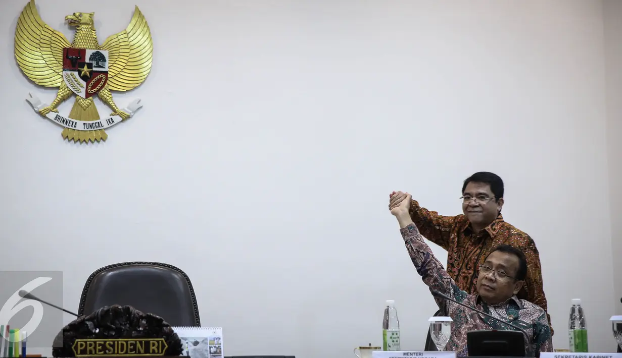 Kepala BKPM Franky Sibarani (belakang) bersalaman dengan Mensesneg Pratikno jelang rapat terbatas terkait pembangunan Light Rail Transit (LRT) di Kantor Presiden, Jakarta, Selasa (29/3/2016). (Liputan6.com/Faizal Fanani)