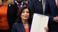 Gubernur Kathy Hochul mengangkat UU yang ditandatangani  selama upacara penandatanganan RUU di Northeast Bronx YMCA pada 6 Juni 2022 di New York City. (Foto: Michael M. Santiago/AMERIKA UTARA / Getty Images via AFP)