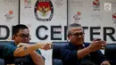 Ketua Komisi Pemilihan Umum (KPU) Arief Budiman (kanan) bersama Komisioner KPU Viryan Azis memberi keterangan pers di Jakarta, Minggu (14/1). KPU mengerahkan  385.791 petugas pemutakhiran data. (Liputan6.com/Johantallo)