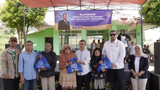 Anggota Komisi IV DPR RI, Rajiv, membagikan sebanyak 10 ribu paket sembako kepada masyarakat di daerah pemilihan (dapil) Jawa Barat II yang meliputi Kabupaten Bandung dan Kabupaten Bandung Barat (Istimewa)