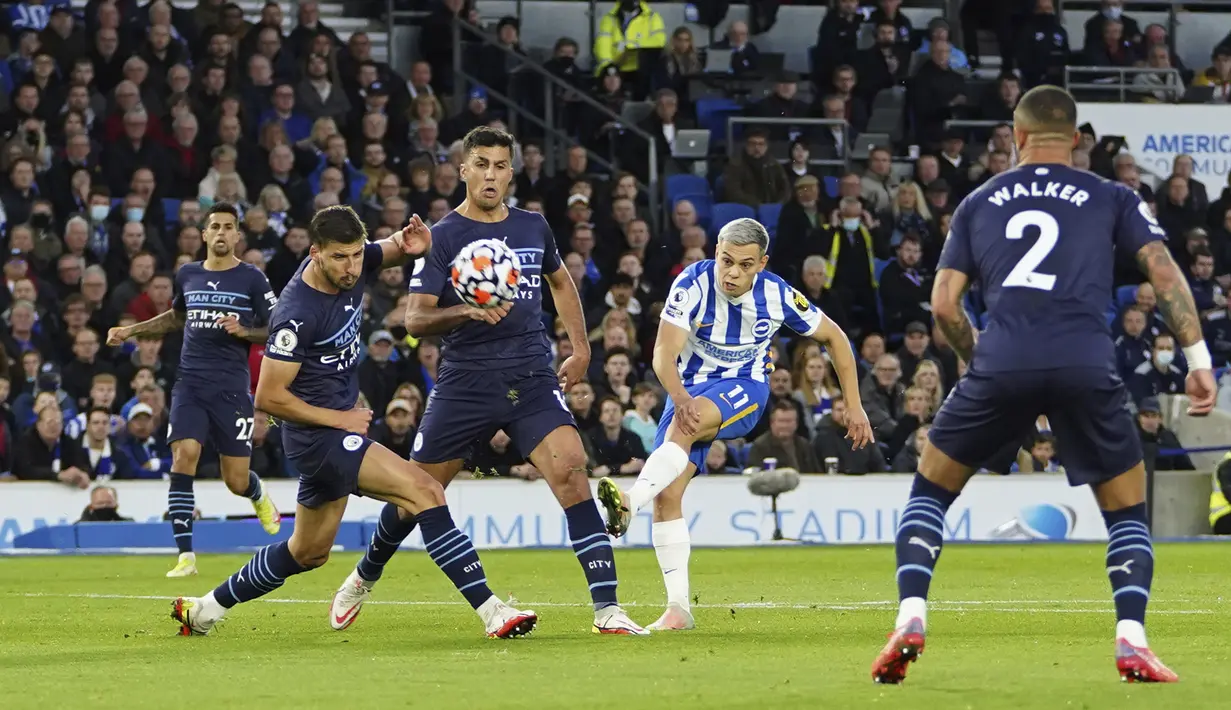 Pemain Brighton and Hove Albion, Leandro Trossard berusaha menembak bola saat bertanding melawan Manchester City pada pertandingan lanjutan Liga Inggris di Stadion AMEX, London, Sabtu (23/10/2021). City menang telak atas Brighton 4-1. (Gareth Fuller/PA via AP)