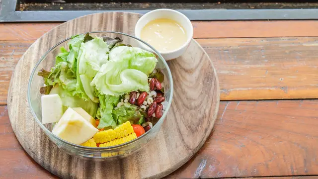 Resep Salad dengan Saus Mustard Lemon yang Segar, Praktis, dan Bikin Ketagihan