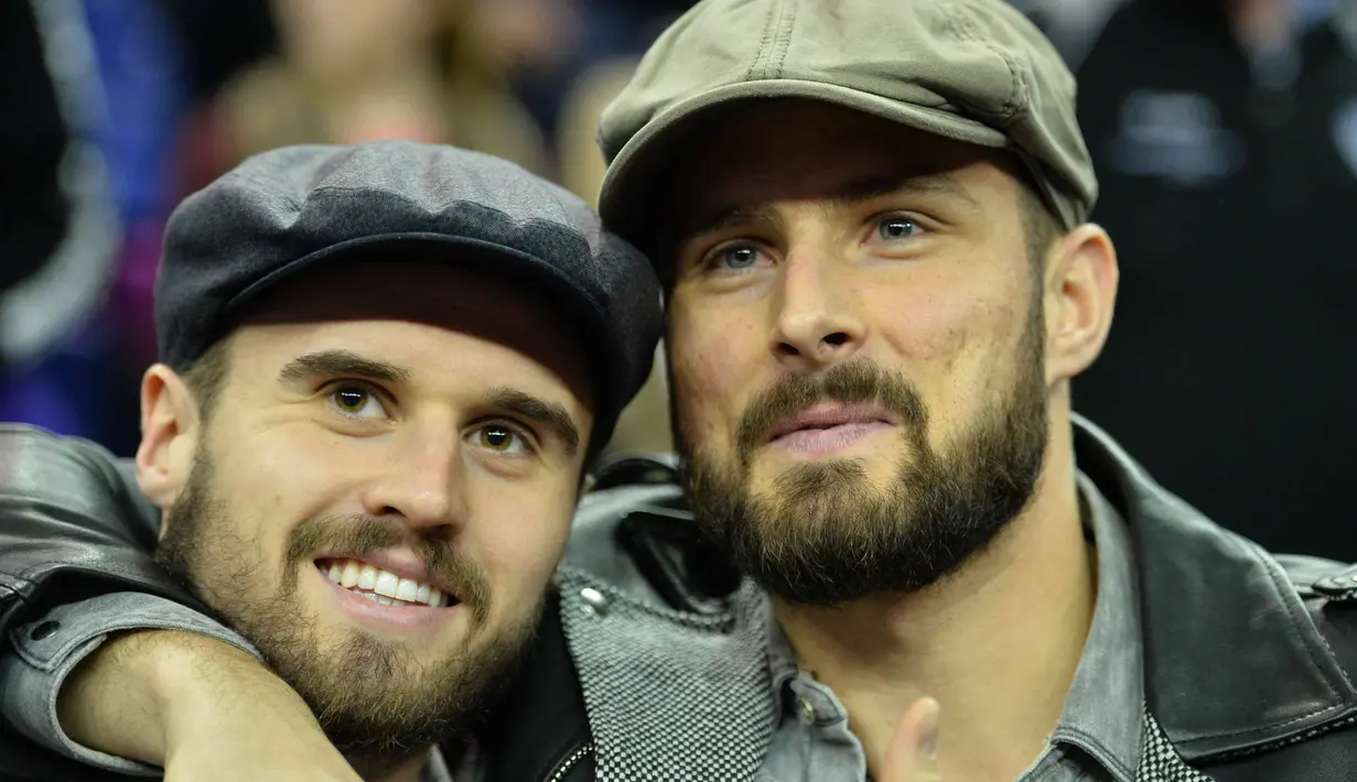 Penyerang Arsenal, Olivier Giroud (kanan) dan Carl Jenkinson menyaksikan laga NBA Global Game London 2016 basketball antara Orlando Magic vs Toronto Raptors di O2 Arena, London, Kamis (14/1/2016). (AFP Photo/Glyn Kirk) 