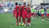 Pemain belakang timnas Indonesia U-23, Komang Teguh Trisnanda (tengah) merayakan golnya ke gawang Australia U-23 pada penyisihan Grup A Piala Asia U-23 di Stadion Abdullah Bin Khalifah, Qatar, Kamis (18/4/2024). (Dok: PSSI)