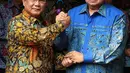 Ketua Umum Partai Gerindra Prabowo Subianto (kiri) berjabat tangan dengan Ketua Umum Partai Demokrat Susilo Bambang Yudhoyono atau SBY (kanan) usai bertemu di Jakarta, Senin (30/7). Demokrat mengusung Prabowo sebagai capres 2019. (Liputan6.com/JohanTallo)