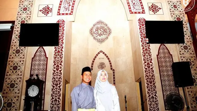 Keduanya melakukan akad nikah di masjid