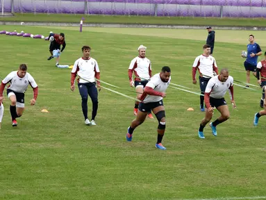 Para pemain rugby Inggris berlatih di Tokyo, Jepang, Selasa (29/10/2019). Inggris akan menghadapi Afrika Selatan di final Piala Dunia Rugby 2019. (AP Photo/Mark Baker)