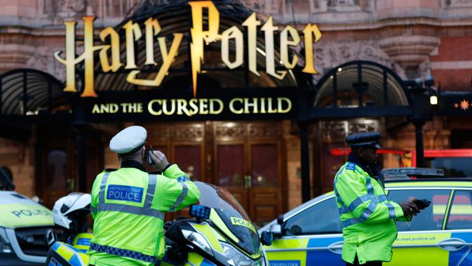 Polisi berdiri di luar Palace Theatre menyusul penemuan bom Perang Dunia II di kawasan Soho, London, Inggris, Senin (3/2/2020). Polisi menutup sejumlah jalan dekat lokasi penemuan bom yang merupakan kawasan sibuk di London tersebut. (AP Photo/Frank Augstein)