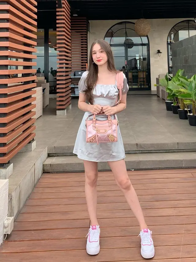 Genap Berusia 16 Tahun, Ini 7 Potret Laura Moane dengan Simpel Dress yang Menawan