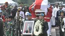 Anggota Paspampres mengusung peti jenazah almarhum Presiden ke-3 RI BJ Habibie menuju liang lahat saat tiba di Taman Makam Pahlawan (TMP) Kalibata, Jakarta, Kamis (12/9/2019). BJ Habibie meninggal pada Rabu (11/9/2019) pukul 18.05 WIB setelah menjalani perawatan di RSPAD. (merdeka.com/Iqbal Nugroho)