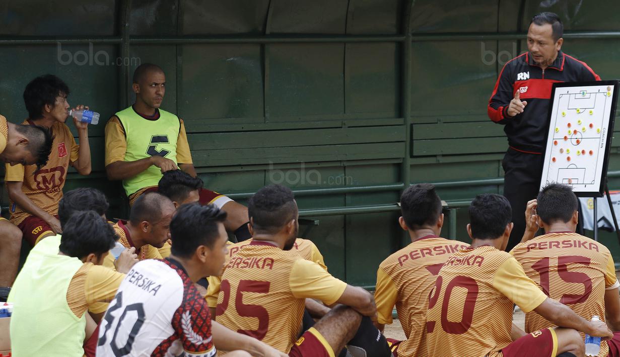 Pelatih Persika Karawang, Ricky Nelson, memberikan arahan kepada anak asuhnya saat melawan Persija pada laga uji coba di Stadion Soemantri Brodjonegoro, Kuningan, Jakarta, Sabtu (30/12/2017). Persija menang 3-1 atas Persika. (Bola.com/M Iqbal Ichsan)