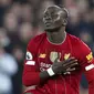 Penyerang Liverpool, Sadio Mane, melakukan selebrasi usai membobol gawang Wolverhampton Wanderers pada laga Premier League 2019 di Stadion Anfield, Minggu (29/12). Liverpool menang 1-0 atas Wolverhampton. (AP/Jon Super)