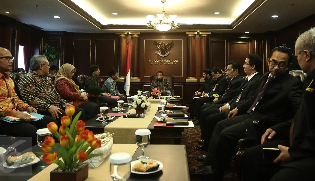 Ketua MK Arief Hidayat (kanan) menerima audiensi komisioner dan jajaran Bawaslu di Gedung Mahkamah Kontitusi, Jakarta, Selasa (31/1). Audensi tersebut terkait dengan persiapan Pilkada Serentak 2017. (Liputan6.com/Faizal Fanani)