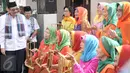 Sejumlah ibu PKK memainkan alat musik angkung saat menyambut kedatangan Wagub DKI Jakarta, Djarot Saiful Hidayat untuk meresmikan Ruang Publik Terpadu Ramah Anak (RPTRA) Pola Pinang, Pondok Labu, Jakarta Selatan, Kamis (13/10). (Liputan6.com/Yoppy Renato)