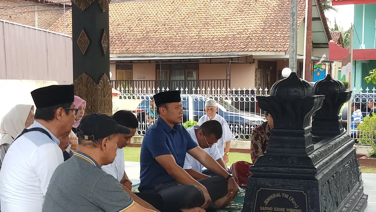 AHY berziarah ke makam kakeknya Sarwo Edhie Wibowo