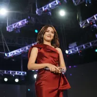 One shoulder dress satin berwarna merah memberi kesan elegan dan dewasa pada Happy Asmara. [Foto: IG/happy_asmara77].