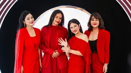 Sissy Priscillia mengenakan celana panjang, dibalut jas merah dengan aksen inner warna hitam. Sama seperti Adinia Wirasti dengan konsep gaun panjang. (Liputan6.com/IG/@titi_kamall)
