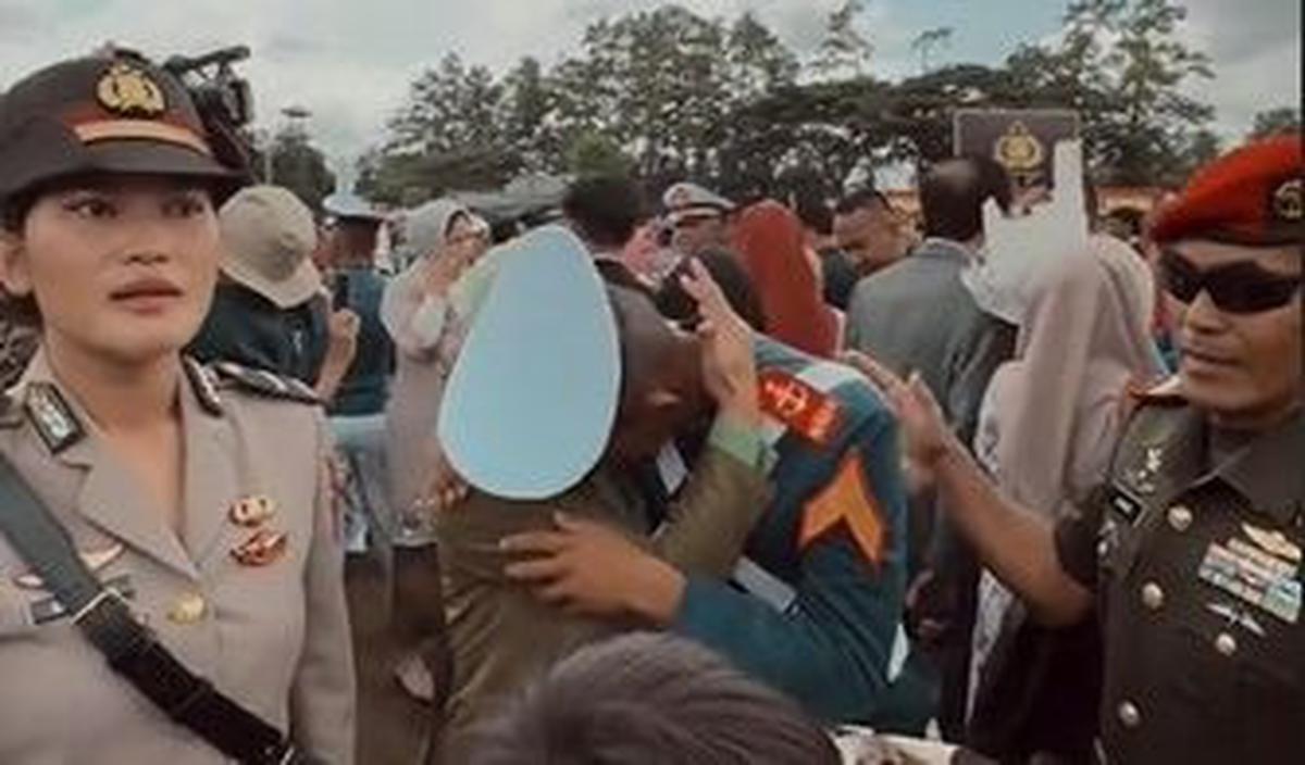Dalam video, keluarga taruna tersebut tampak datang untuk memberikan selamat.