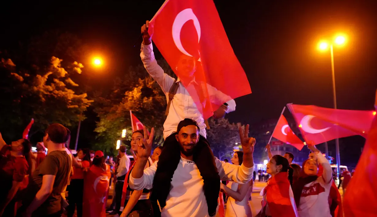 Turki berhasil lolos ke babak 16 besar setelah menang 2-1 melawan Ceko pada laga terakhir Grup F Euro 2024 di Volksparkstadion, Hamburg, Kamis (27/6/2024) dini hari WIB. (AP Photo/Sunday Alamba)