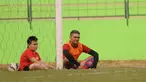 Cristian Gonzales ditemani anaknya Fernando Gonzales saat berlatih bersama Arema Cronus di Stadion Gajayana, Malang, Jumat (30/10/2015). (Bola.com/Kevin Setiawan)