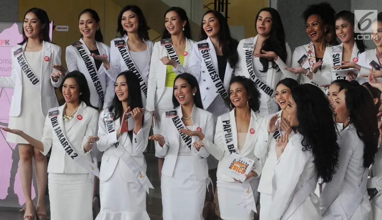 Sejumlah finalis Puteri Indonesia 2019 berfoto bersama seusai mengunjungi Gedung KPK, Jakarta, Rabu (6/3). Para finalis Puteri Indonesia itu dijadwalkan mengikuti pembekalan program Saya Perempuan Anti Korupsi (SPAK). (merdeka.com/Dwi Narwoko)
