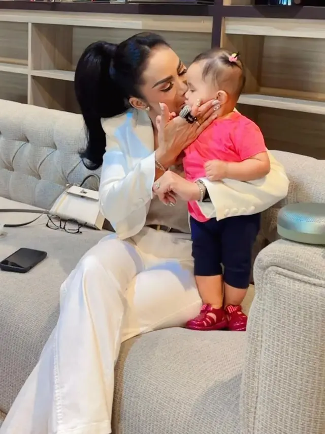 Krisdayanti momong cucu (Instagram/krisdayantilemos)