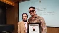 Influncer sekaligus dokter Reza Gladys untuk kali ketiga meraih rekor MURI. Penghargaan ini diterimanya bersama sang suami, dr. Attaubah Mufid di Jakarta. (Foto: Dok. Koleksi Pribadi Reza Gladys)