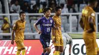 Striker muda FC Tokyo yang dijuluki Messi dari Jepang, Takefusa Kubo, berhasil mencetak dua gol dalam kemenangan 4-2 atas Bhayangkara FC di Stadion Utama Gelora Bung Karno, Senayan, Jakarta, Sabtu (27/1/2018). (Liputan6.com/Faizal Fanani)