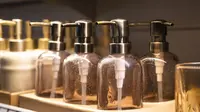 Untuk menjaga parfum tetap awet dan wanginya tahan seharian, kamu harus memastikan menaruhnya di dalam rak rendah agar tidak gampang pecah dan berubah kualitasnya. (Foto dok: Freepik/pvproductions).