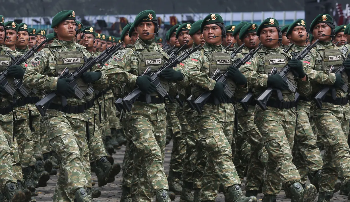 Tema tersbut juga merujuk pada jati diri TNI sebagai tentara rakyat, tentara pejuang, tentara profesional, sekaligus tentara nasional. (merdeka.com/Arie Basuki)