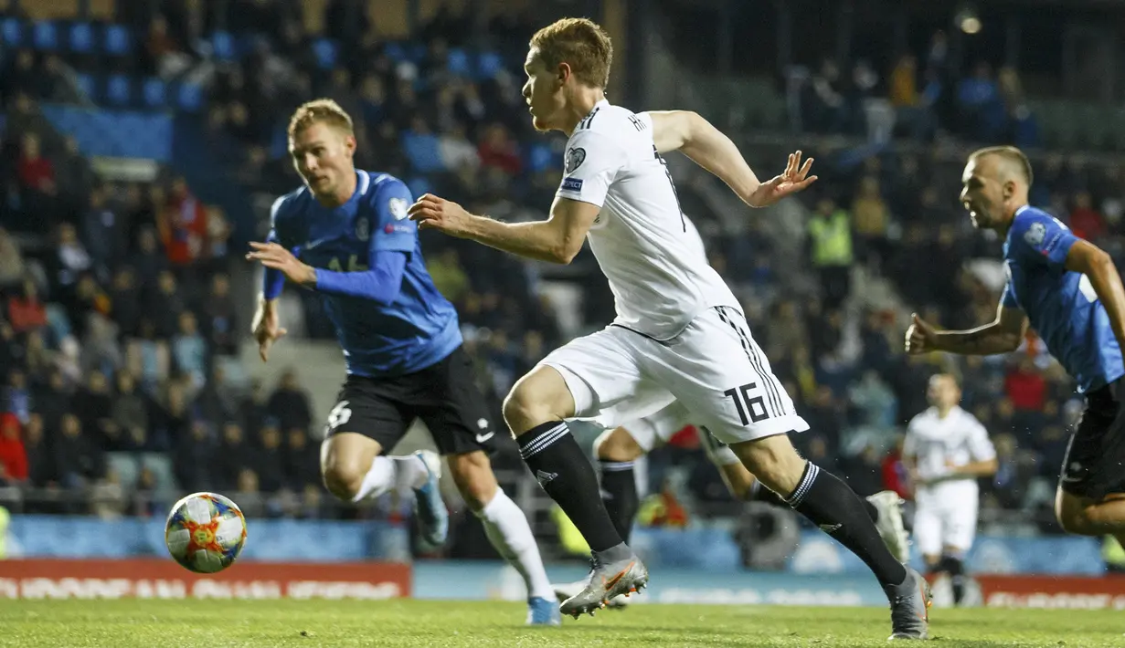 Bek Jerman, Marcel Halstenberg menggiring bola dari kejaran pemain Estonia Joonas Tamm selama pertandingan grup C kualifikasi Euro 2020 di Tallinn, Estonia (13/10/2019). Jerman menang telak 0-3 atas Estonia. (AP Photo/Raul Mee)