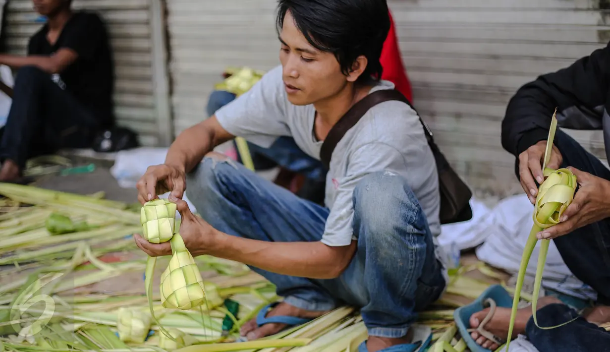 Pedagang menata kulit ketupat dagangannya di sebuah pasar kawasan Ciracas, Jakarta, Kamis (16/7/2015). Menjelang Lebaran, warga mulai ramai membeli kulit ketupat. (Liputan6.com/Faizal Fanani)
