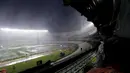 Suasana Lapangan dari tribun yang dipenuhi air akibat hujan lebat di stadion Monumental, Argentina, Jumat (13/11/2015). Lapangan yang dipakai untuk Pertandingan antara Argentina dan Brasil dihentikan akibat kondisi ini. (REUTERS/Marcos Brindicci)