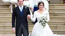 Putri Eugenie dan Jack Brooksbank diiringi anak-anak usai melangsungkan pernikahan di Kapel St. George, Windsor Castle, London, Inggris,  Jumat (12/10). (Toby Melville, Pool via AP)