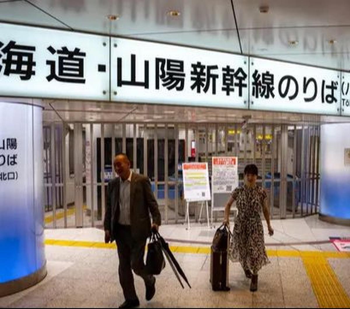 Orang-orang berjalan di depan gerbang tiket ketika layanan kereta cepat Shinkansen ditangguhkan di Stasiun Tokyo, Jepang, pada 31 Agustus 2024. Layanan kereta cepat Shinkansen antara Tokyo dan Nagoya lumpuh setelah Jepang dilanda terjangan Topan Shanshan.