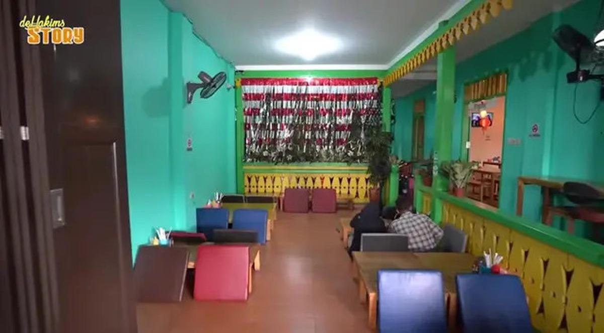 Intip Interior Warung Makan Ayah Ayu Ting Ting, Kental Nuansa Betawi