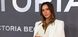 Victoria Beckham bergaya sangat elegan dengan busananya. (dok. Scott A Garfitt/Invision/AP)