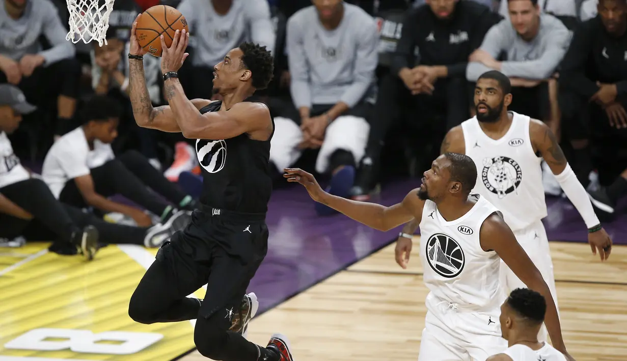 Aksi DeMar Derozan (kiri) mencetak poin saat di adang Kevin Durant pada laga NBA All-Star basketball game di Los Angeles, (18/2/2018). Tim LeBron menang 148-145. (AP Photo/Alex Gallardo)