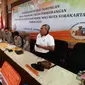 Tim sukses pasangan Bajo saat membuka kontainer berisi berkas syarat dukungan di hadapan komisioner KPU Solo, Jumat (21/2).(Liputan6.com/Fajar Abrori)